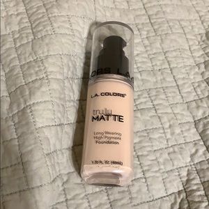 L.A Colors Truly Matte Foundation